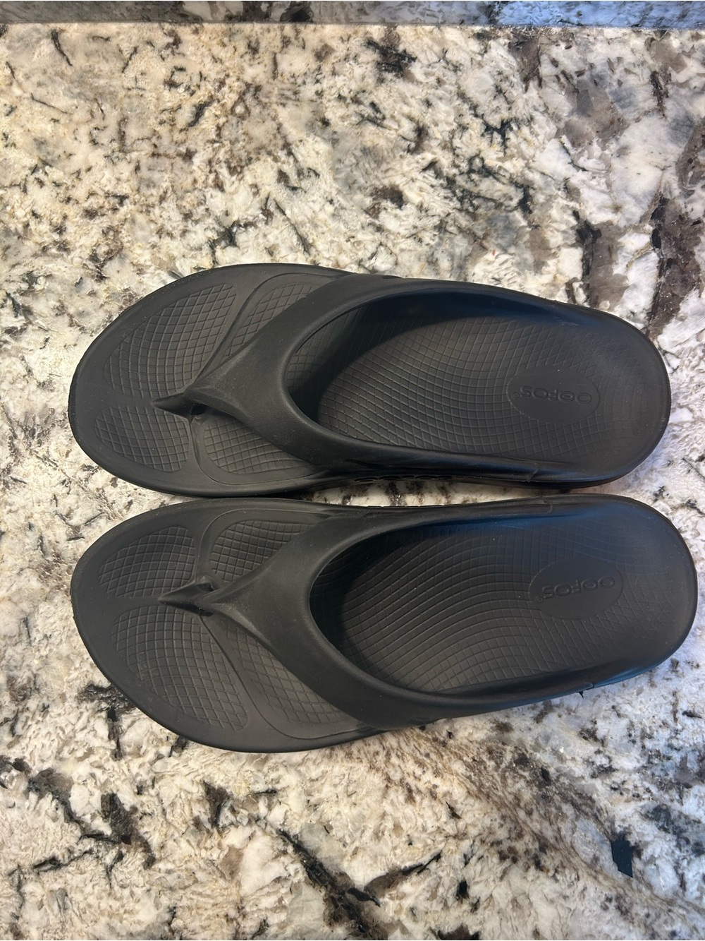 OOFOS Men's Black Flip Flop Recovery Sandals